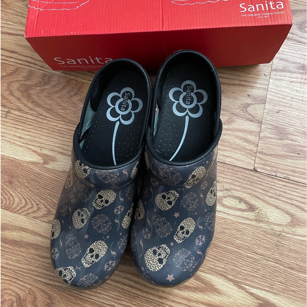 Sanita clogs size EU39 which is a 7.5-8. Black with skulls all over.